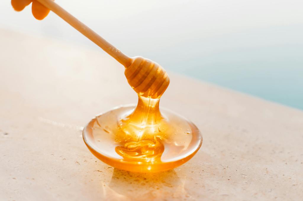 Honey is sticky AND enjoyable. (Pexels)
